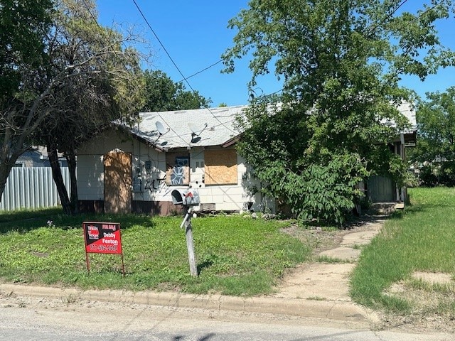 view of front of home featuring a front lawn