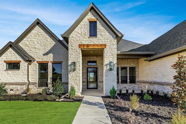 view of front facade featuring a front yard