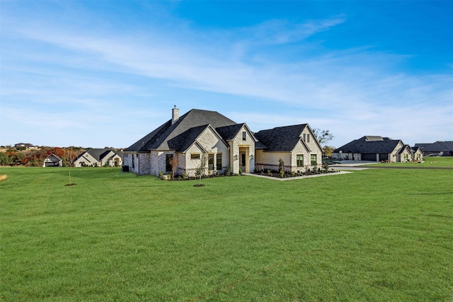 view of front of property featuring a front lawn