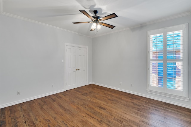 unfurnished room featuring dark wood-type flooring, ceiling fan, and ornamental molding