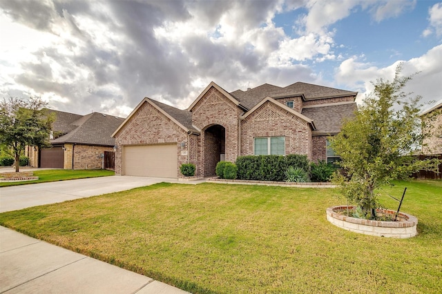 view of front of house featuring a front yard and a garage