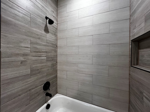 bathroom with tiled shower / bath combo