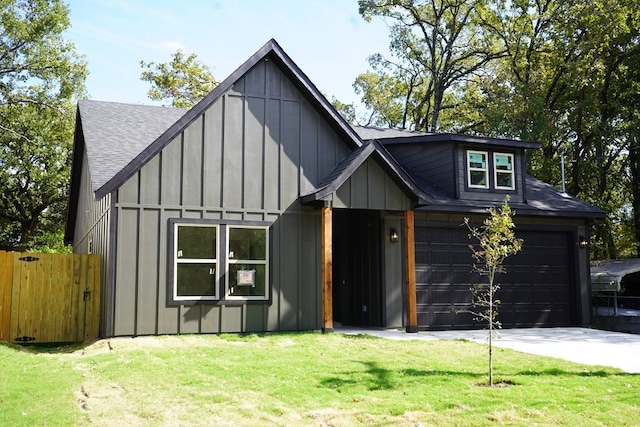 view of front of house featuring a front yard