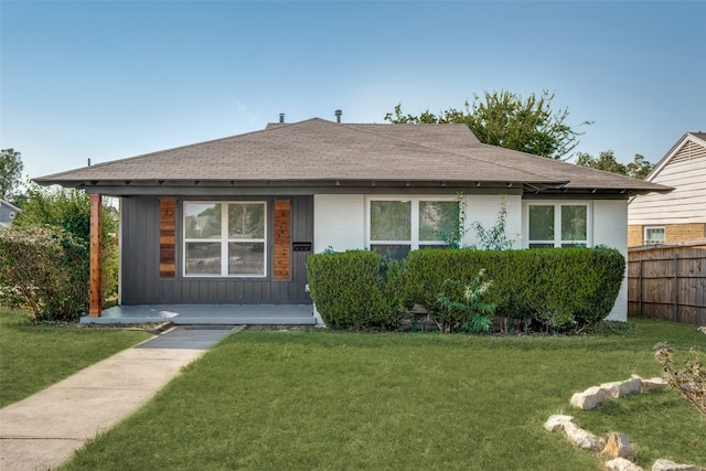 view of front of home featuring a front yard