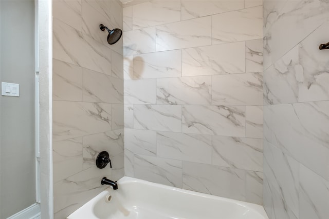 bathroom with tiled shower / bath combo