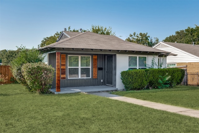 ranch-style home featuring a front yard