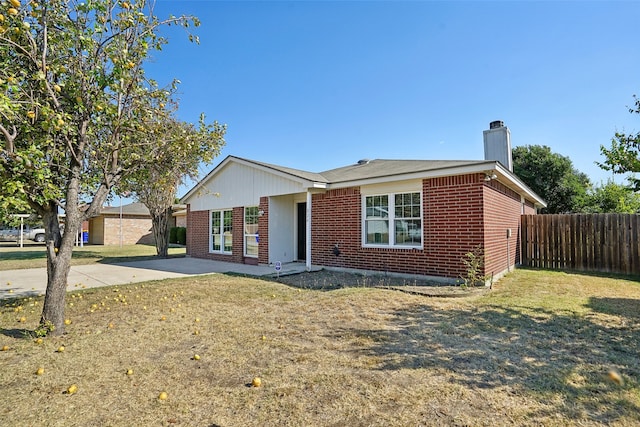 view of front facade with a front lawn