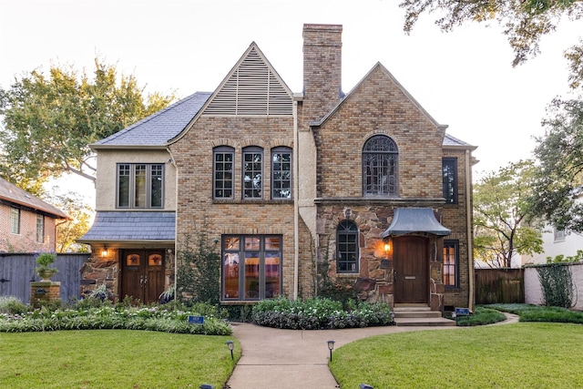 view of front of home featuring a front lawn