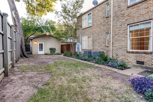 view of yard featuring an outbuilding