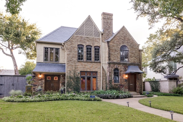 view of front facade featuring a front yard