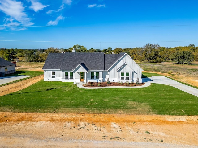 view of front of house with a front lawn