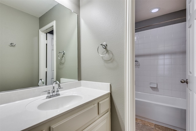 bathroom with vanity and tiled shower / bath