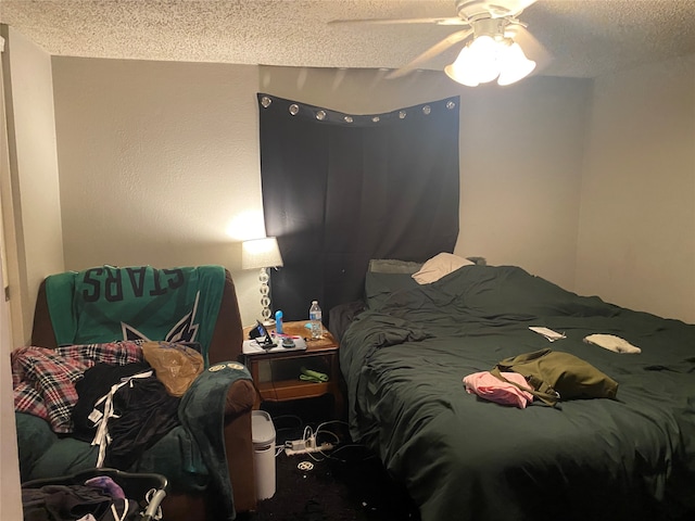 bedroom featuring ceiling fan and a textured ceiling