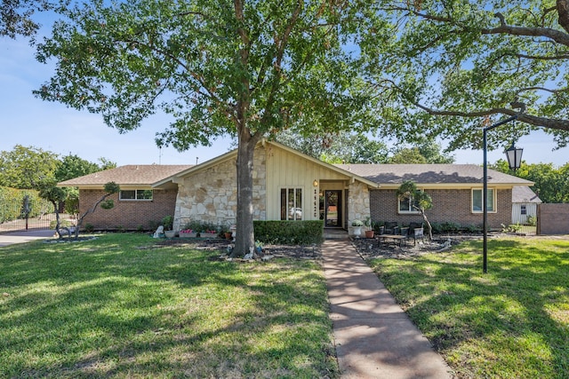 single story home with a front yard