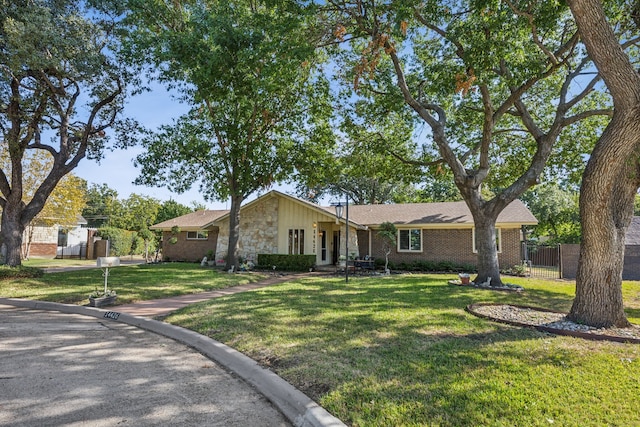 ranch-style house featuring a front lawn