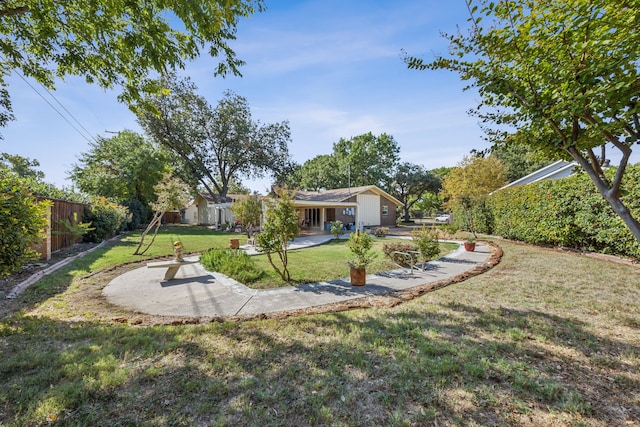 view of yard featuring a patio area