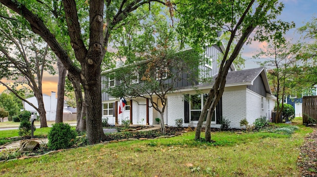 view of front of house featuring a yard