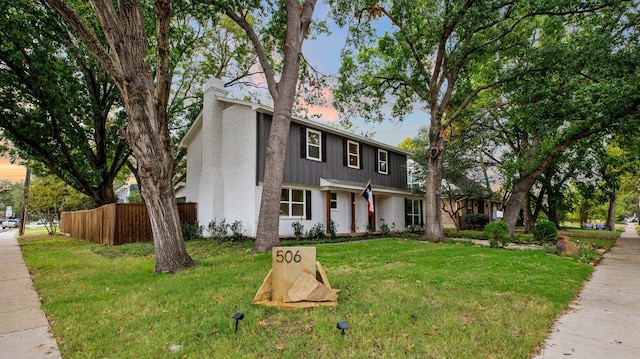 view of front of home featuring a lawn