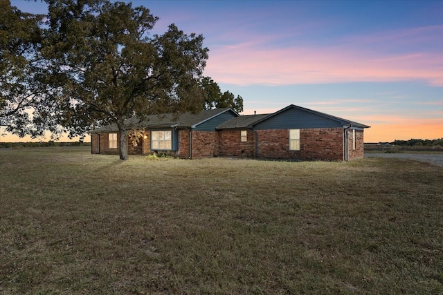 view of front facade with a yard