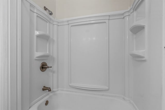 bathroom with tub / shower combination