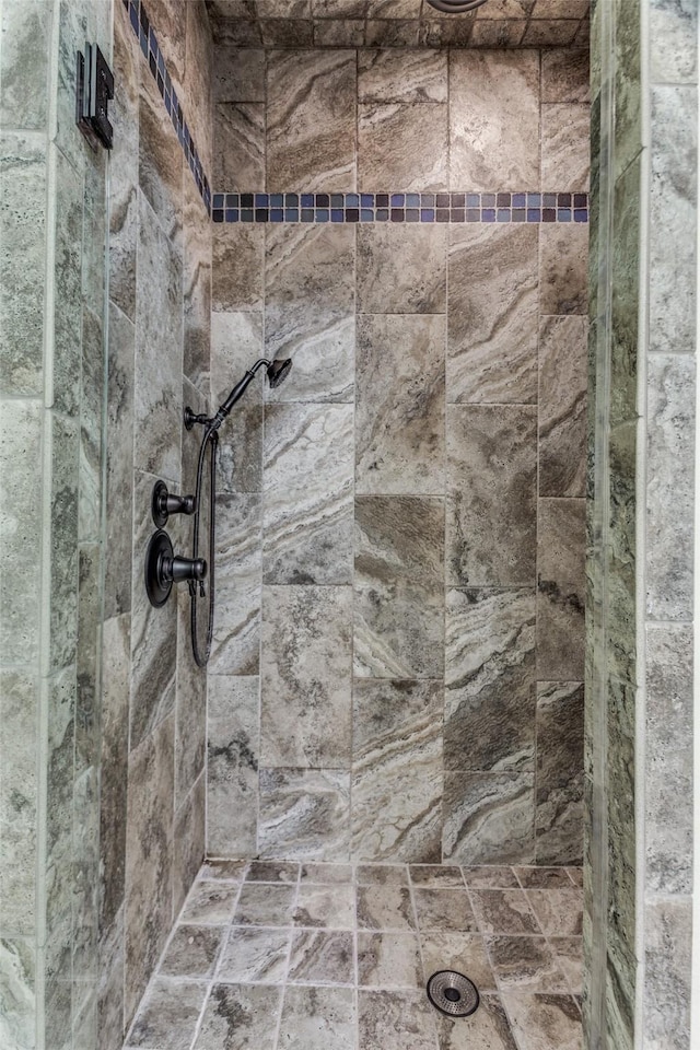 bathroom featuring a tile shower