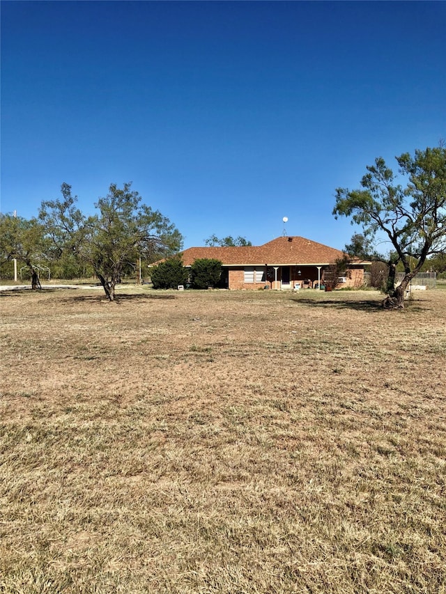 view of yard featuring a rural view