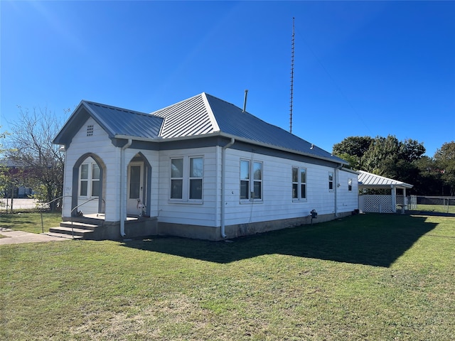 view of front of home featuring a front lawn