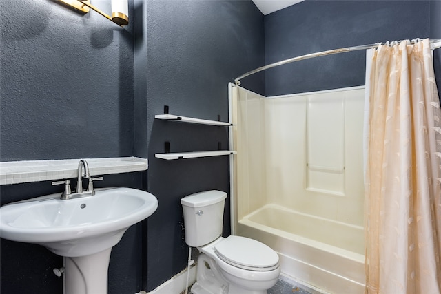 full bathroom featuring toilet, shower / bath combo with shower curtain, and sink