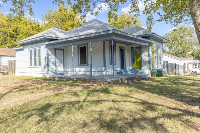 view of front of property featuring a front lawn