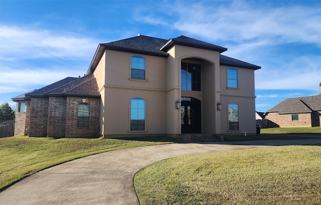 view of front of property featuring a front lawn