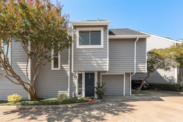 view of front facade featuring a garage