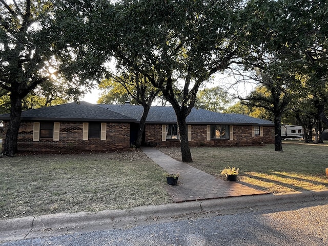 ranch-style home featuring a front lawn