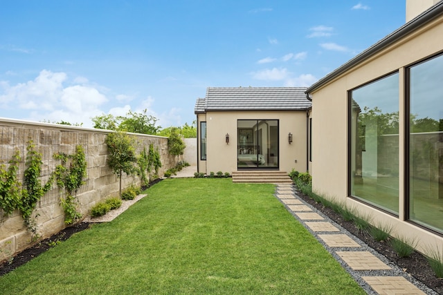 view of yard featuring a fenced backyard