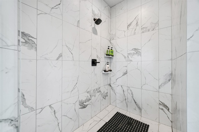 bathroom featuring a tile shower