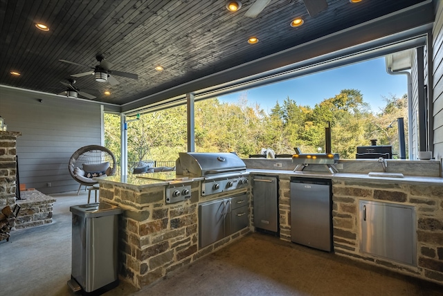 view of patio with area for grilling, an outdoor kitchen, and ceiling fan