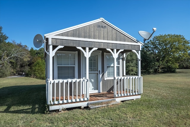 view of front facade featuring a front lawn