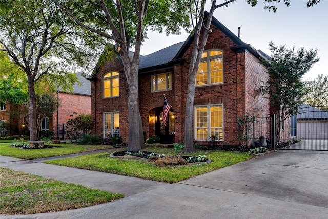 view of front facade with a front lawn