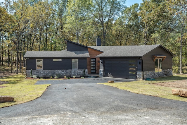 view of front of house featuring a front lawn and a garage