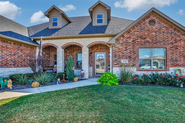 view of front of house featuring a front lawn