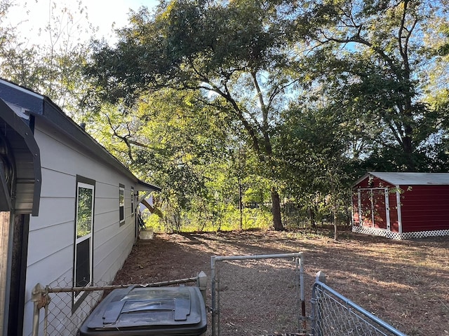 view of yard featuring a shed