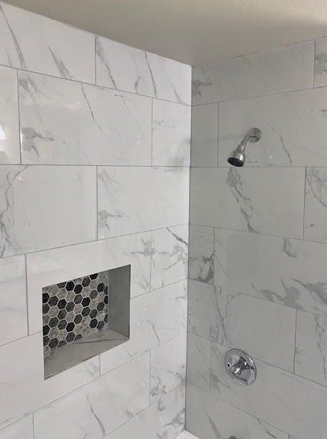 room details featuring a tile shower