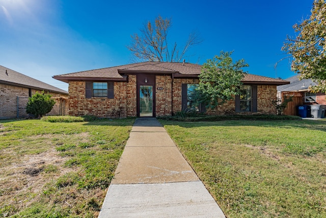 view of front of house featuring brick siding and a front lawn