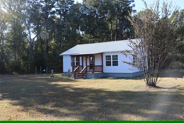 manufactured / mobile home featuring a front yard