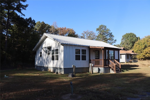 view of front facade featuring a front lawn