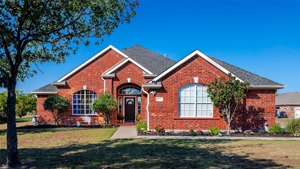 view of front of property with a front yard