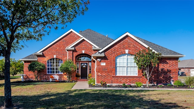 view of front of property with a front yard