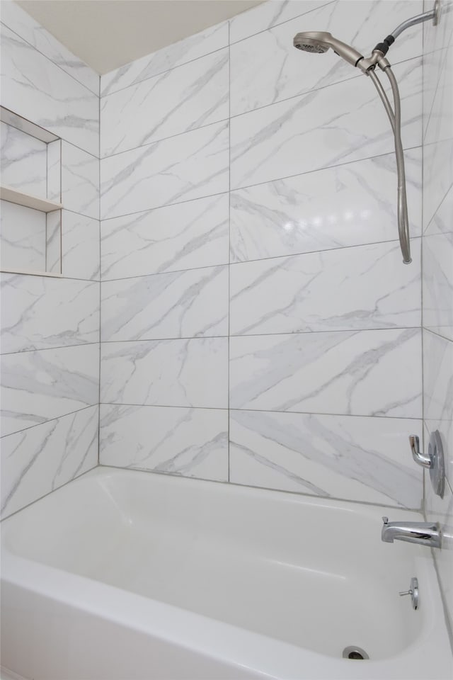 bathroom with tiled shower / bath combo