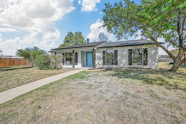 ranch-style home featuring a front lawn