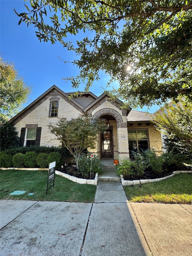 view of front of house with a front lawn