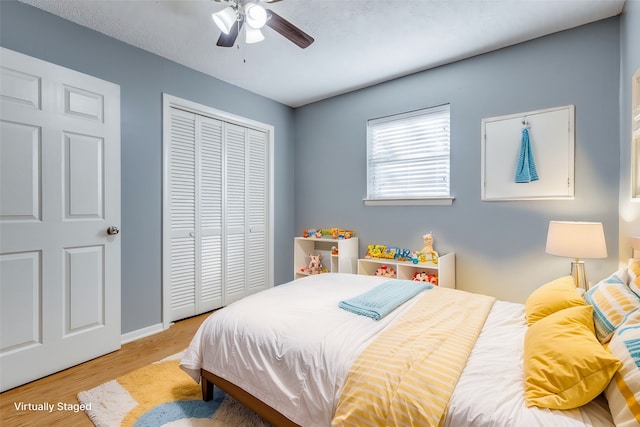 bedroom featuring a closet, ceiling fan, a textured ceiling, and light hardwood / wood-style floors